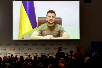 Tổng thống Ukraine Volodymyr Zelensky trong bài phát biểu qua video được gửi tới hội nghị quốc tế Diễn đàn Doha ở Qatar. (Ảnh: AFP/TTXVN)