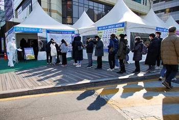 Người dân chờ xét nghiệm Covid-19 tại một trung tâm y tế cộng đồng ở Seoul, Hàn Quốc, tháng 2/2022. (Ảnh: Reuters)