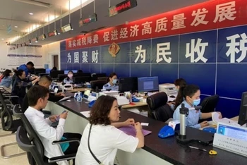 Giải quyết thủ tục tại cơ quan thuế tỉnh Quý Châu, Trung Quốc. (Ảnh: Nhân Dân Nhật báo) 