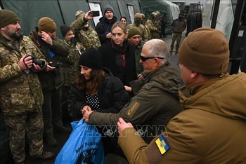 Các tù nhân sau khi được đưa tới địa điểm trao đổi ở chốt kiểm tra Mayorske gần thị trấn Horlivka, thuộc vùng Donetsk ngày 29/12/2019. (Ảnh: AFP/TTXVN)