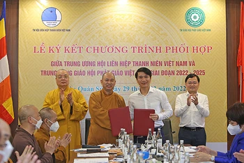 Đại diện Trung ương Hội Liên hiệp Thanh niên Việt Nam, Trung ương Giáo hội Phật giáo Việt Nam trao biên bản ký kết tại buổi lễ.