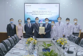 Công ty FUJIFILM Việt Nam trao tặng Bộ giải pháp công nghệ thông tin y tế hoàn chỉnh đầu tiên cho Bệnh viện Chợ Rẫy. (Ảnh công ty FUJIFILM cung cấp)