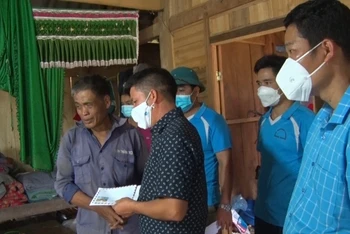Đại diện lãnh đạo huyện Điện Biên Đông thăm hỏi, trao hỗ trợ gia đình có trẻ bị đuối nước.