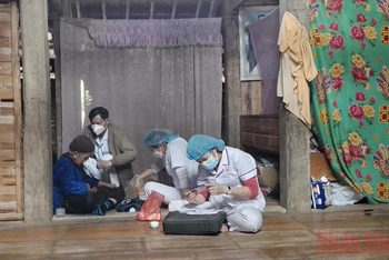 Cán bộ Trung tâm Y tế huyện Bạch Thông tiêm vaccine lưu động cho người dân. 