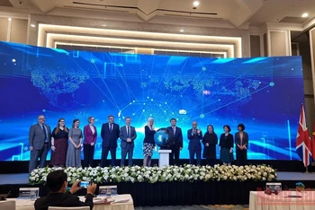 Các đại biểu cùng ấn nút ra mắt Cổng thông tin Cơ sở dữ liệu thương mại Việt Nam.