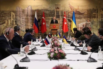 Tổng thống Thổ Nhĩ Kỳ Recep Tayyip Erdogan (giữa) trong cuộc gặp phái đoàn đàm phán Nga (trái) và Ukraine (phải) tại thành phố Istanbul, ngày 29/3/2022. (Ảnh: Reuters)