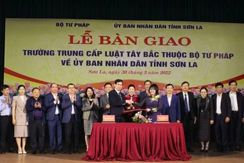 Bộ Tư pháp và UBND tỉnh Sơn La ký biên bản bàn giao Trường trung cấp Luật Tây Bắc thuộc Bộ Tư pháp về UBND tỉnh Sơn La.