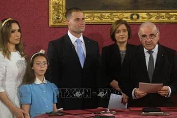 Thủ tướng Malta Robert Abela (giữa) tại lễ tuyên thệ nhậm chức trước Tổng thống George Vella (phải) sau bầu cử, tại Valletta, ngày 28/3/2022. Ảnh: THX/TTXVN
