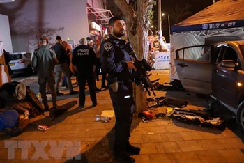 Lực lượng an ninh điều tra tại hiện trường vụ tấn công ở thành phố Hadera, miền Trung Israel ngày 27/3/2022. (Ảnh: AFP/TTXVN)
