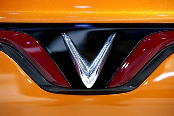 Logo của hãng xe VinFast. (Ảnh: Reuters)