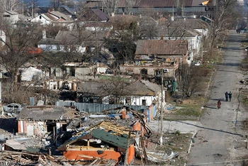Một góc của thành phố cảng Mariupol, ngày 28/3. (Ảnh: Reuters)