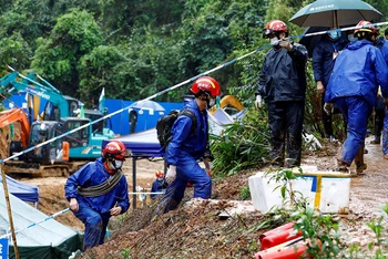 Nhân viên cứu hộ làm việc tại hiện trường vụ rơi máy bay, ngày 24/3. (Ảnh: Reuters)