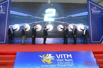 Các đại biểu bấm nút khai mạc VITM 2022 (Ảnh: Thành Đạt)