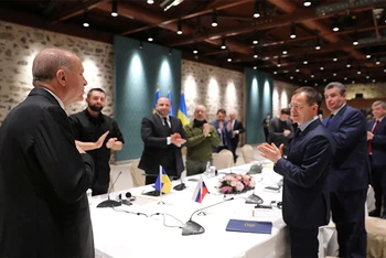 Tổng thống Thổ Nhĩ Kỳ Tayyip Erdogan chào mừng phái đoàn của Nga và Ukraine tới tham gia đàm phán tại Istanbul, ngày 29/3. (Ảnh: Reuters)