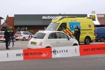 Cảnh sát được triển khai tại nhà hàng McDonald’s ở thành phố Zwolle, Hà Lan sau vụ nổ súng ngày 30/3. (Ảnh: Getty Images/TTXVN)