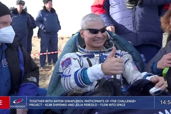 Phi hành gia Mark Vande Hei của NASA nghỉ ngơi sau khi hạ cánh bằng tàu vũ trụ Soyuz MS-19 tại một khu vực hẻo lánh bên ngoài Zhezkazgan, Kazakhstan vào ngày 30/3. Ảnh cắt từ video của Roscosmo.
