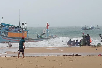Người dân cùng lực lượng cứu hộ nỗ lực cứu hộ tàu thuyền bị sóng lớn đánh chìm tại bãi biển Long Thuỷ, An Phú, thành phố Tuy Hòa.