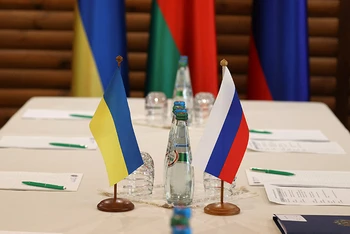 Cờ của Ukraine và Nga trên bàn đàm phán trước khi phái đoàn hai bên gặp nhau tại vùng Brest, Belarus, ngày 3/3. (Ảnh: BelTA/Reuters)