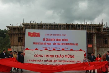 Gắn biển công trình Trung tâm Hội nghị-Văn hóa huyện - công trình chào mừng kỷ niệm 15 năm thành lập huyện Mường Ảng.