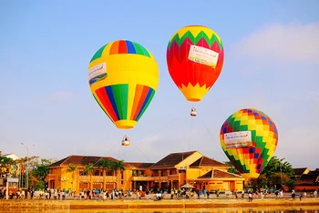 Ngày hội khinh khí cầu bên sông Hoài, hoạt động nổi bật hưởng ứng lễ khai mạc năm Du lịch quốc gia-Quảng Nam 2022. (Ảnh VGP)