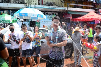 Do dịch Covid-19, việc té nước nơi công cộng trong dịp Songkran bị cấm năm thứ ba liên tiếp.