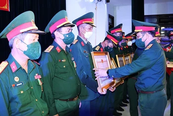 Chỉ huy trưởng Bộ Chỉ huy Quân sự tỉnh, Thượng tá Ngô Nam Cường trao Huân chương Bảo vệ Tổ quốc hạng Ba cho các cá nhân.