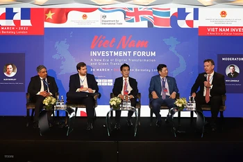 Đại diện lãnh đạo các doanh nghiệp hai nước Việt Nam và Vương quốc Anh thảo luận về kỹ thuật số và công nghệ tài chính giúp phát triển nền kinh tế “theo yêu cầu” của Việt Nam. (Ảnh: Đình Thư/TTXVN)