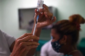 Nhân viên y tế tiêm vaccine phòng Covid-19 cho người dân tại Cienfuegos (Cuba). (Ảnh: AFP/TTXVN)