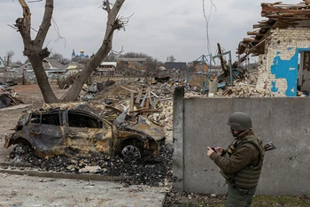 Quân nhân Ukraine tại một ngôi làng ở ngoại ô Kiev, ngày 26/3. (Ảnh: Reuters)