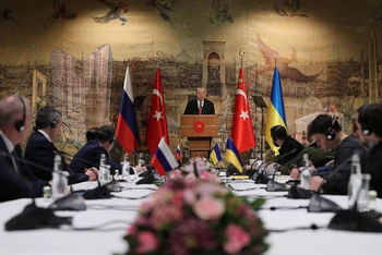 Trước thềm đàm phán tại Istanbul ngày 29/3, phái đoàn Nga và Ukraine có cuộc gặp với Tổng thống Thổ Nhĩ Kỳ Tayyip Erdogan. (Ảnh: Reuters)