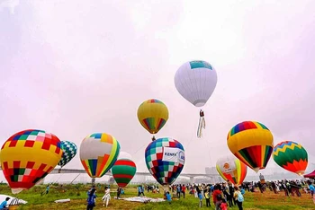 Ngày hội khinh khí cầu do Sở Du lịch Hà Nội tổ chức tại khu vực vườn nhãn Long Biên, quận Long Biên, Hà Nội. (Ảnh: NHẬT NAM)