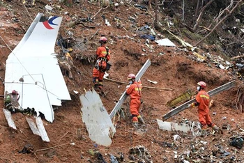 Mảnh vỡ của chiếc máy bay Boeing 737-800 bị rơi được tìm thấy tại hiện trường vụ tai nạn ở tỉnh Quảng Tây, Trung Quốc, ngày 24/3/2022. (Ảnh: THX/TTXVN)