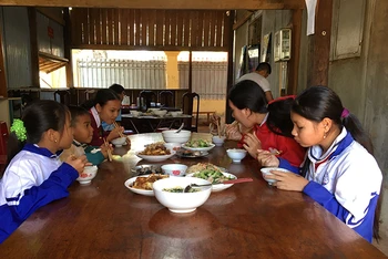 “Bếp ăn tình thương” tại Đội công tác địa bàn tại xã Dom (huyện Đức Cơ) giúp các em thuận tiện đến lớp.