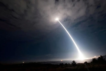 Mỹ thử nghiệm tên lửa đạn đạo xuyên lục địa Minuteman III năm 2017. (Nguồn: Reuters)