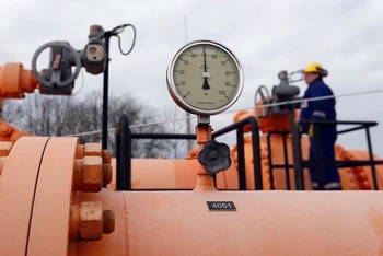 Kỹ sư kiểm tra đường ống dẫn khí đốt ở Beregdaroc, Hungary, 1 trong những điểm thuộc hệ thống dẫn khí đốt từ Nga vào Liên minh châu Âu. (Ảnh: REUTERS)