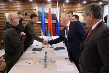 Các thành viên đoàn đám phán Nga và Ukraine tham gia đàm phán tại khu vực Brest, Belarus, ngày 3/3/2022. (Ảnh: BelTA)