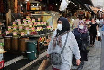 Người dân mua sắm tại 1 khu chợ gia vị ở Istanbul, Thổ Nhĩ Kỳ, ngày 9/9/2020. (Ảnh: Reuters)