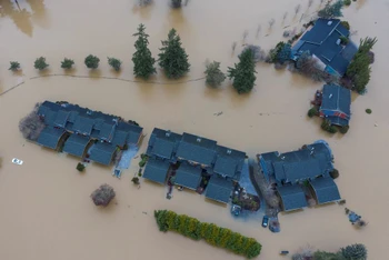 Khu dân cư bị ngập trong nước lũ sau trận mưa lớn ở Chehalis, Washington, Mỹ, ngày 7/1. Hình ảnh được chụp bằng máy bay không người lái. Ảnh: Reuters.