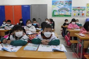 Từ ngày 6/4, tất cả học sinh tiểu học và lớp 6 tại Hà Nội sẽ quay trở lại trường học trực tiếp.