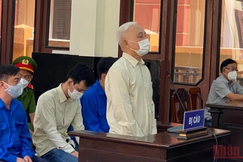 Bác sĩ Nguyễn Văn Ngưu nghe tuyên án.