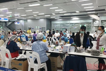 Người dân chờ tiêm vaccine ngừa Covid-19 tại một trung tâm tiêm chủng ở thủ đô Bangkok, Thái Lan. (Ảnh: NAM ĐÔNG)