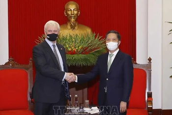 Trưởng Ban Kinh tế Trung ương Trần Tuấn Anh tiếp Phái viên Thương mại của Thủ tướng Anh Graham Stuart phụ trách Việt Nam, Lào và Campuchia. (Ảnh: Phương Hoa-TTXVN)