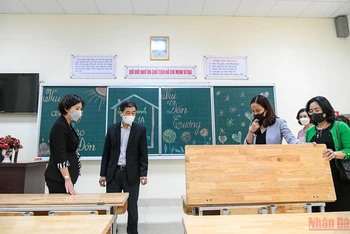 Kiểm tra công tác chuẩn bị đón trẻ quay trở lại trường tại Trường tiểu học Tràng An (Hoàn Kiếm, Hà Nội) (ẢNH: THÀNH ĐẠT)