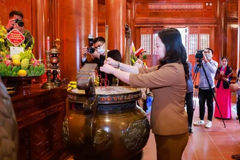 Phó Chủ tịch nước Võ Thị Ánh Xuân dâng hoa, dâng hương Chủ tịch Hồ Chí Minh tại Khu di tích quốc gia đặc biệt Kim Liên.