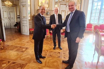 Ông Jean-Luc Moudenc, Thị trưởng TP Toulouse tiếp Đại sứ Đinh Toàn Thắng.