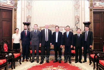 Ông Phan Văn Mãi, Chủ tịch UBND Thành phố Hồ Chí Minh (thứ 4 từ phải sang) tiếp ông Graham Stuart, Đặc phái viên thương mại của Thủ tướng Anh phụ trách Việt Nam, Lào, Campuchia (thứ 4 từ trái sang). (Ảnh: Xuân Khu/TTXVN)