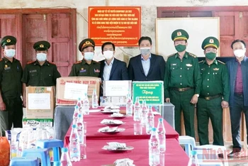 Chủ tịch UBND tỉnh Thừa Thiên Huế Nguyễn Văn Phương tặng quà Đại đội Bảo vệ biên giới 531, Bộ chỉ huy Quân sự tỉnh Sê Kông (Lào).
