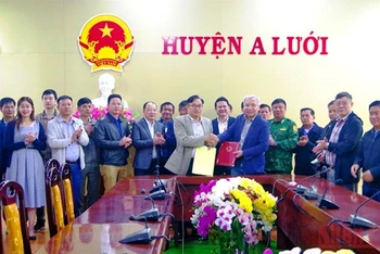 Ký kết biên bản thống nhất việc chuyển vị trí đấu nối giao thông của hai cửa khẩu Hồng Vân (tỉnh Thừa Thiên Huế) và Cô Tài (tỉnh Salavan).