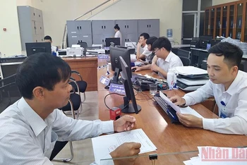 Hơn 90 thủ tục thuộc thẩm quyền giải quyết của Sở Tài nguyên và Môi trường tỉnh Thái Bình được thực hiện tại Trung tâm Phục vụ hành chính công của tỉnh. (Ảnh: Mai Tú)