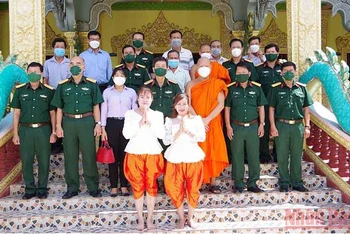 Đoàn công tác chụp ảnh lưu niệm với các vị sư sãi và Ban Quản trị chùa Som Rom, phường 5, thành phố Sóc Trăng.